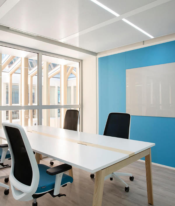 Lumière naturelle dans un espace de bureaux vitré