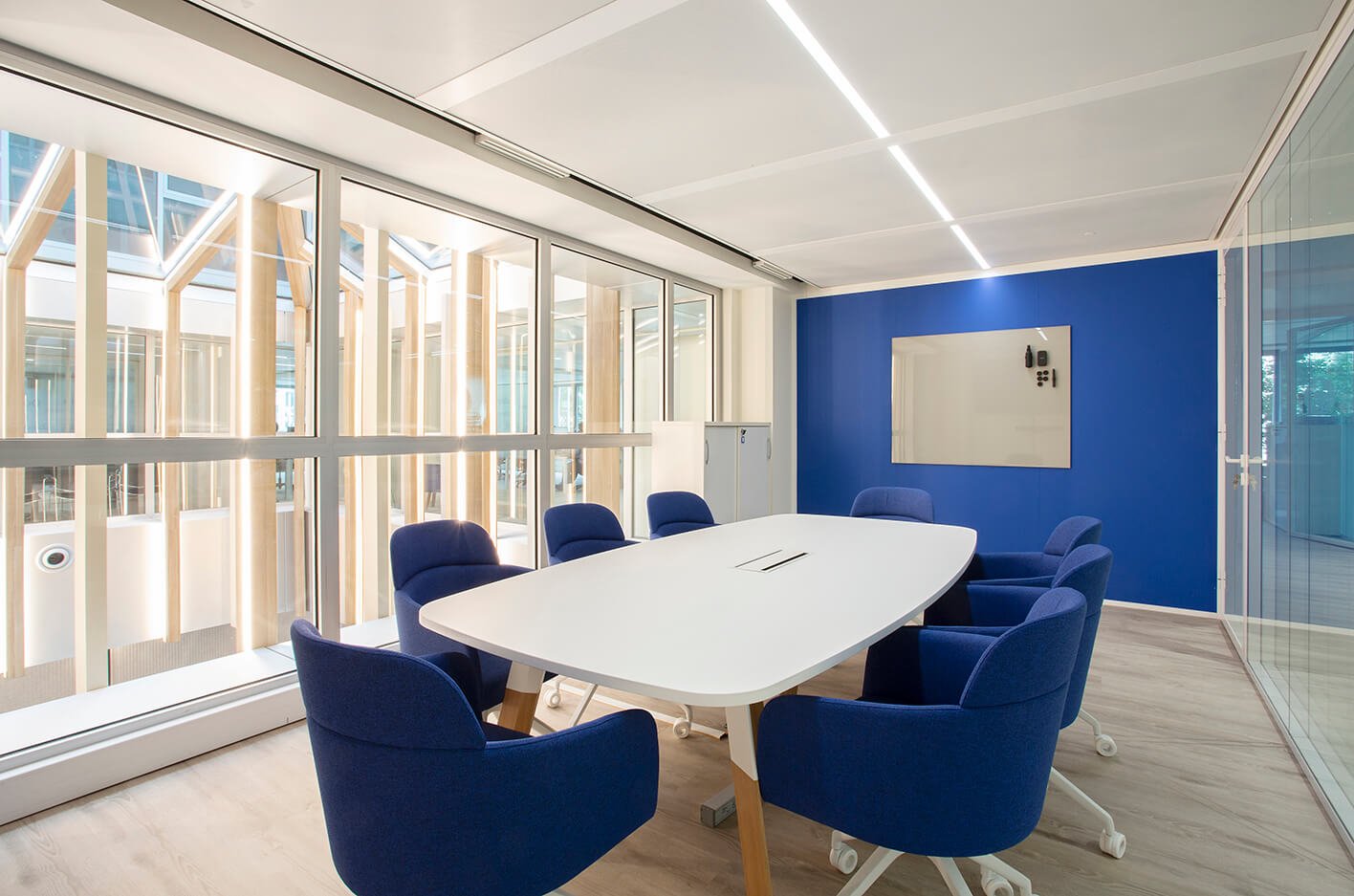 Salle de réunion aménagée dans des bureaux professionnels