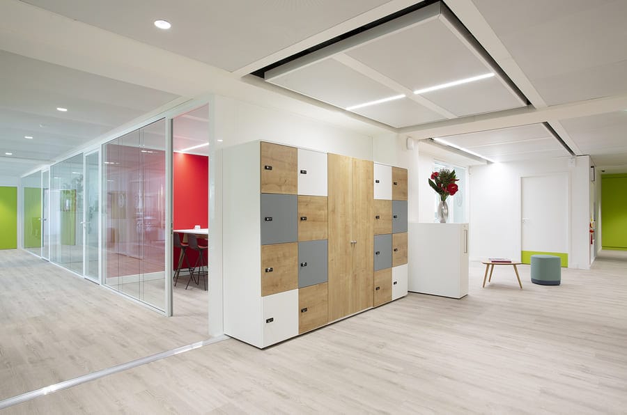 Salles de réunion séparées par des cloisons vitrées dans des bureaux aménagés par Synergy Travaux
