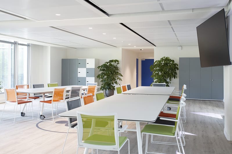 Plafond acoustique dans des bureaux professionnels