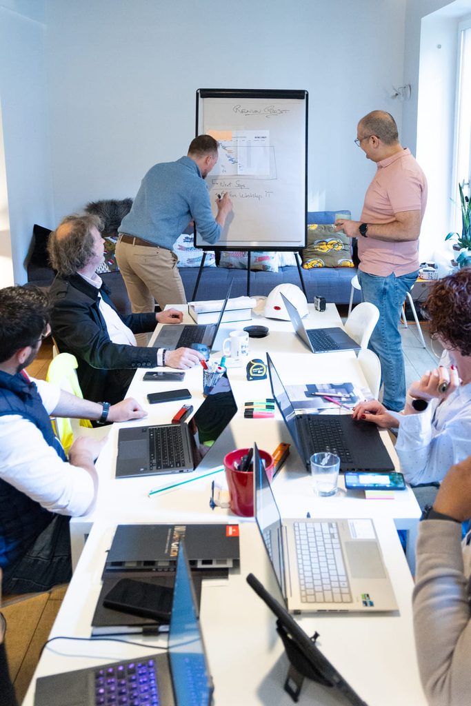 Réunion pour l'aménagement de bureaux flexibles et modulables