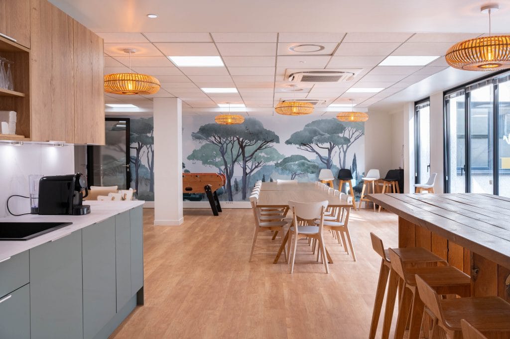 Espace de convivialité dans des bureaux aménagés