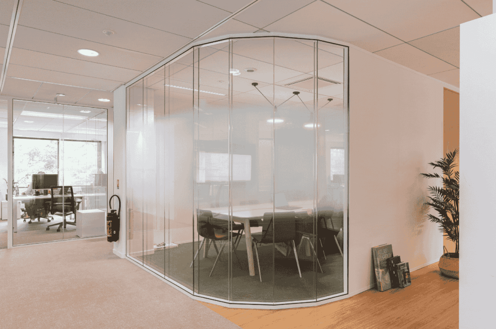 Open space et bureaux cloisonnés sur un même plateau
