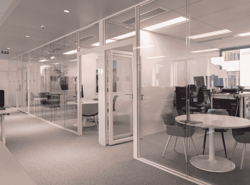 Bureaux en flex office avec espaces de travail collaboratifs
