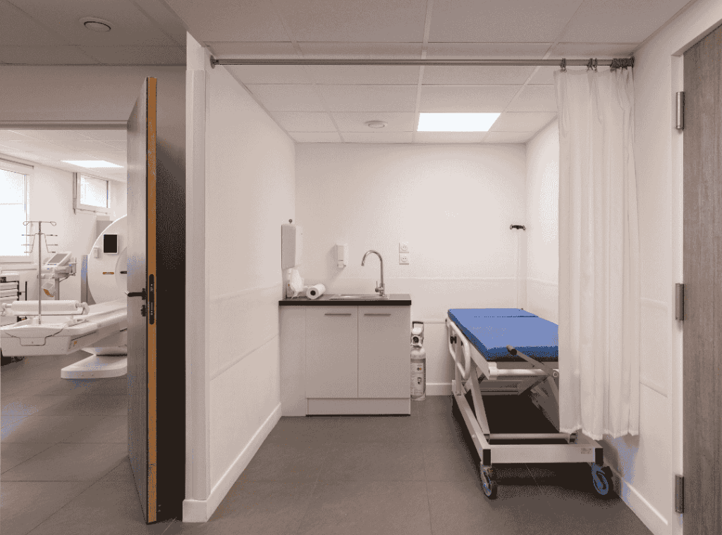 Salle de consultation fermée dans un espace de santé