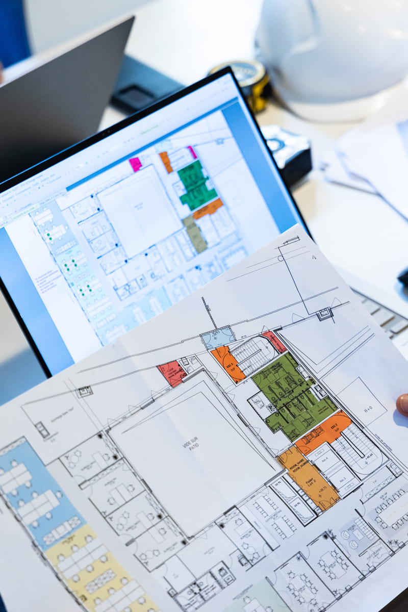 Étude des plans d’un projet de rénovation et d’aménagement de bureaux