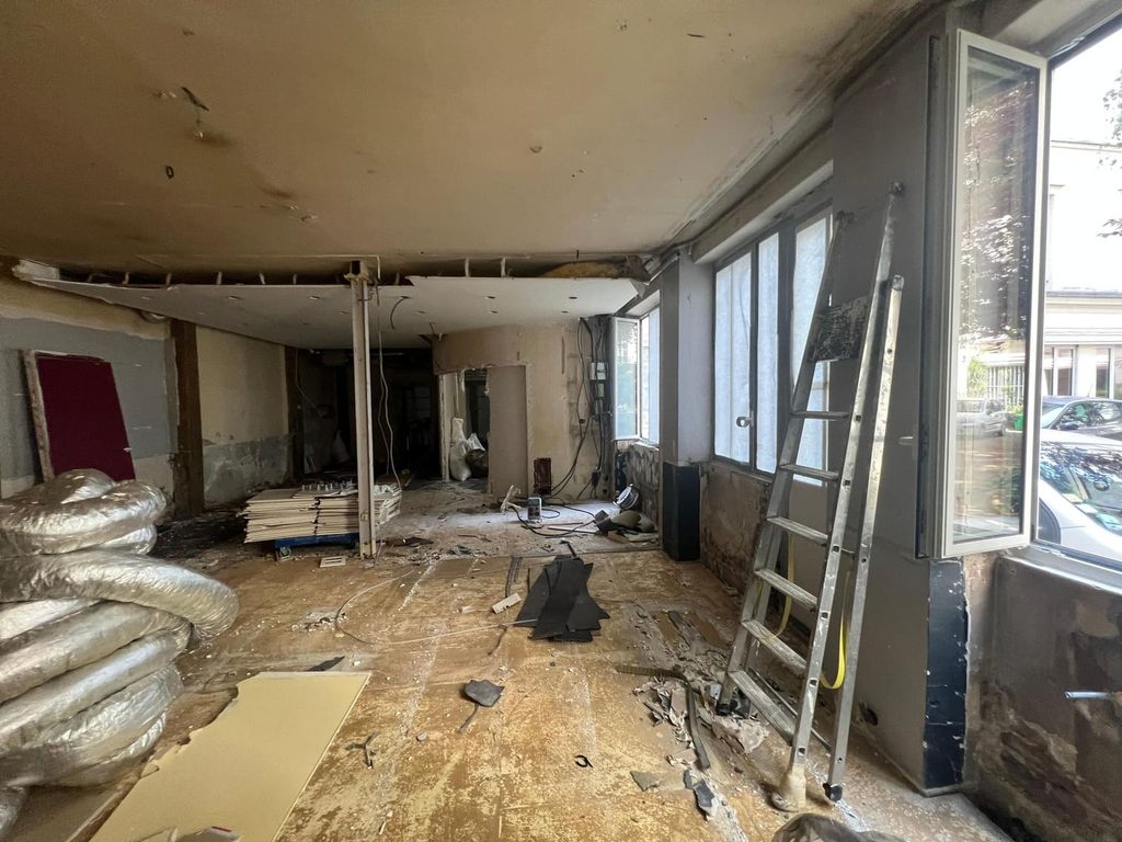 Couches de faux plafonds avant curage des bureaux rue de la Folie-Méricourt