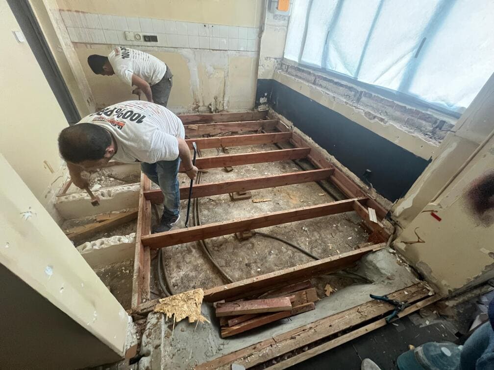 Dépose des différentes couches de plancher lors de la rénovation des bureaux