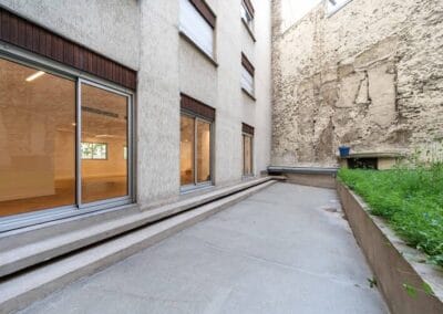 Fenêtres et patio extérieur après rénovation avenue des Ternes