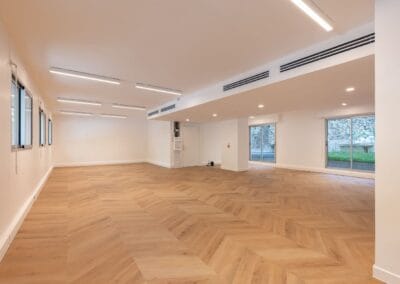 Bureaux rénovés avec sol en point de Hongrie Paris 17e