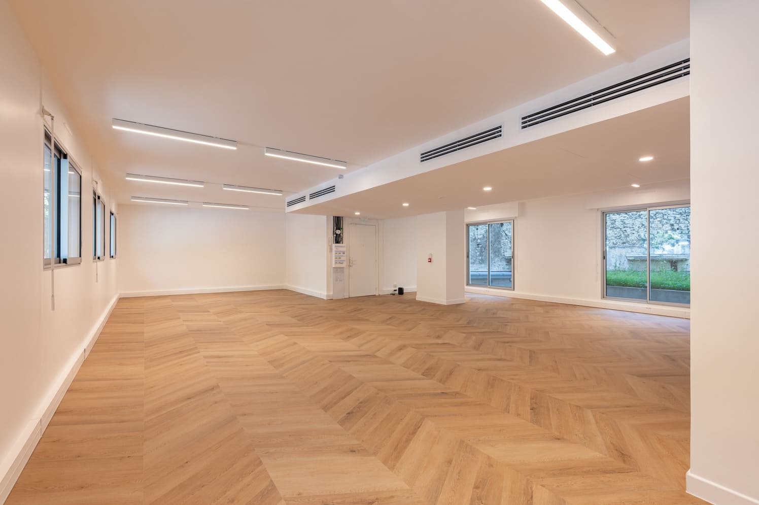 Bureaux rénovés avec sol en point de Hongrie Paris 17e