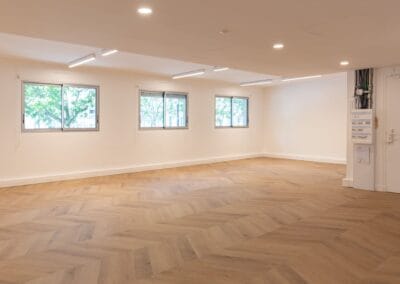 Rénovation de bureaux avec sol en point de Hongrie à Paris 17e
