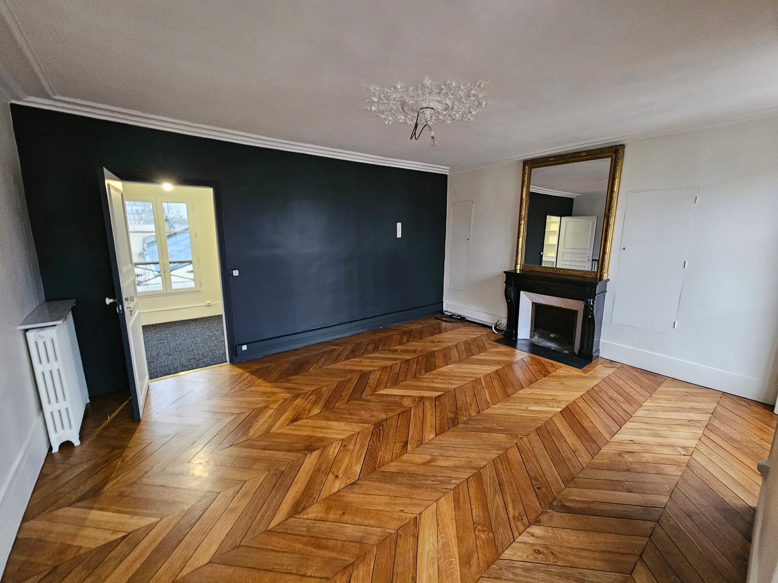 Bureau rénové avec parquet ancien dans l'étude notariale 1694 Notaires à Versailles