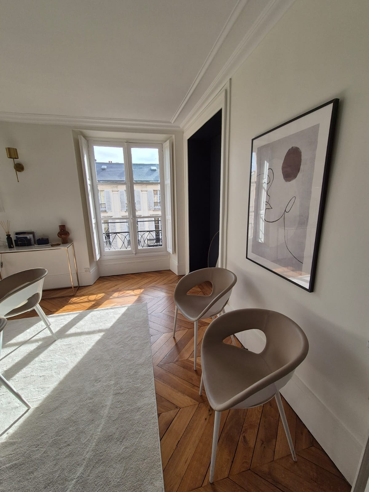 Bureau lumineux rénové dans une étude notariale à Versailles