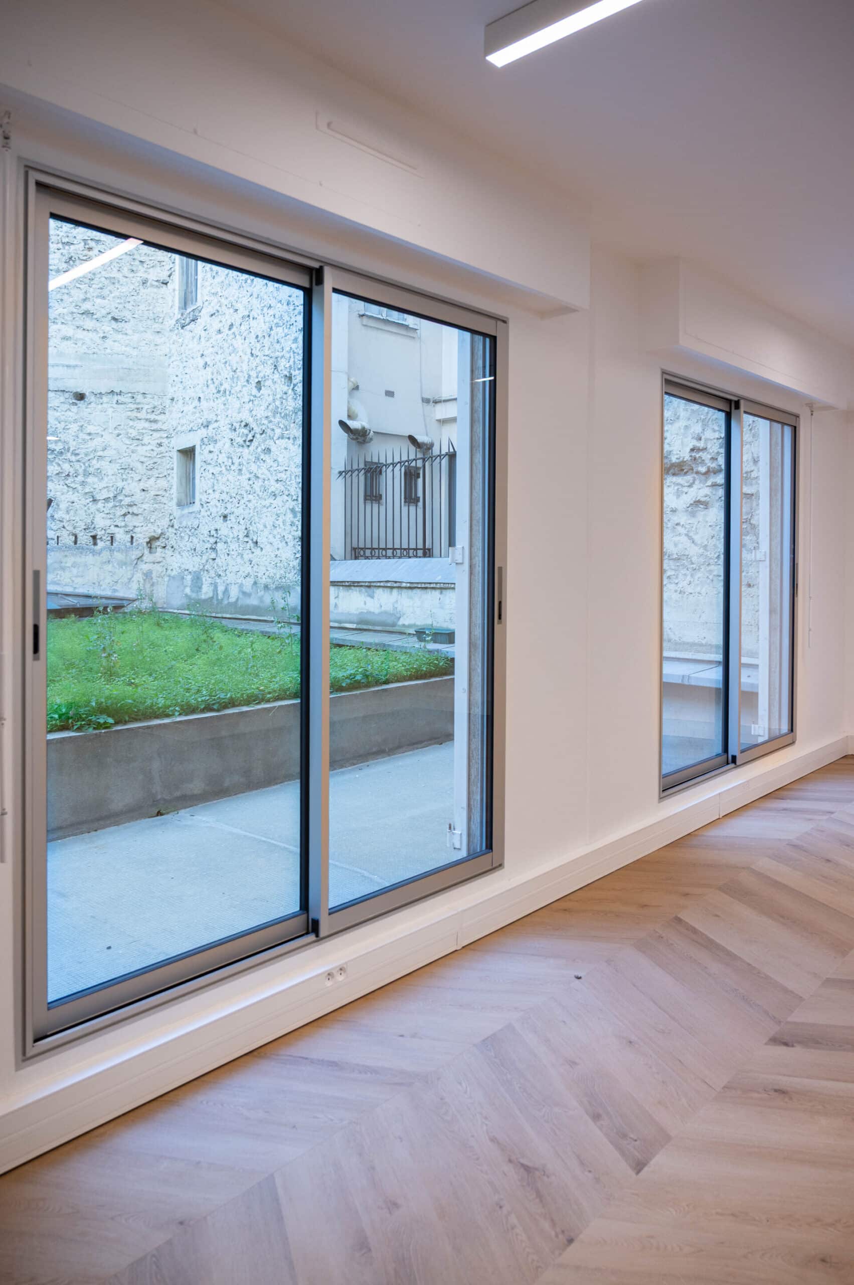 Bureaux rénovés avec ouverture sur patio avenue des Ternes à Paris