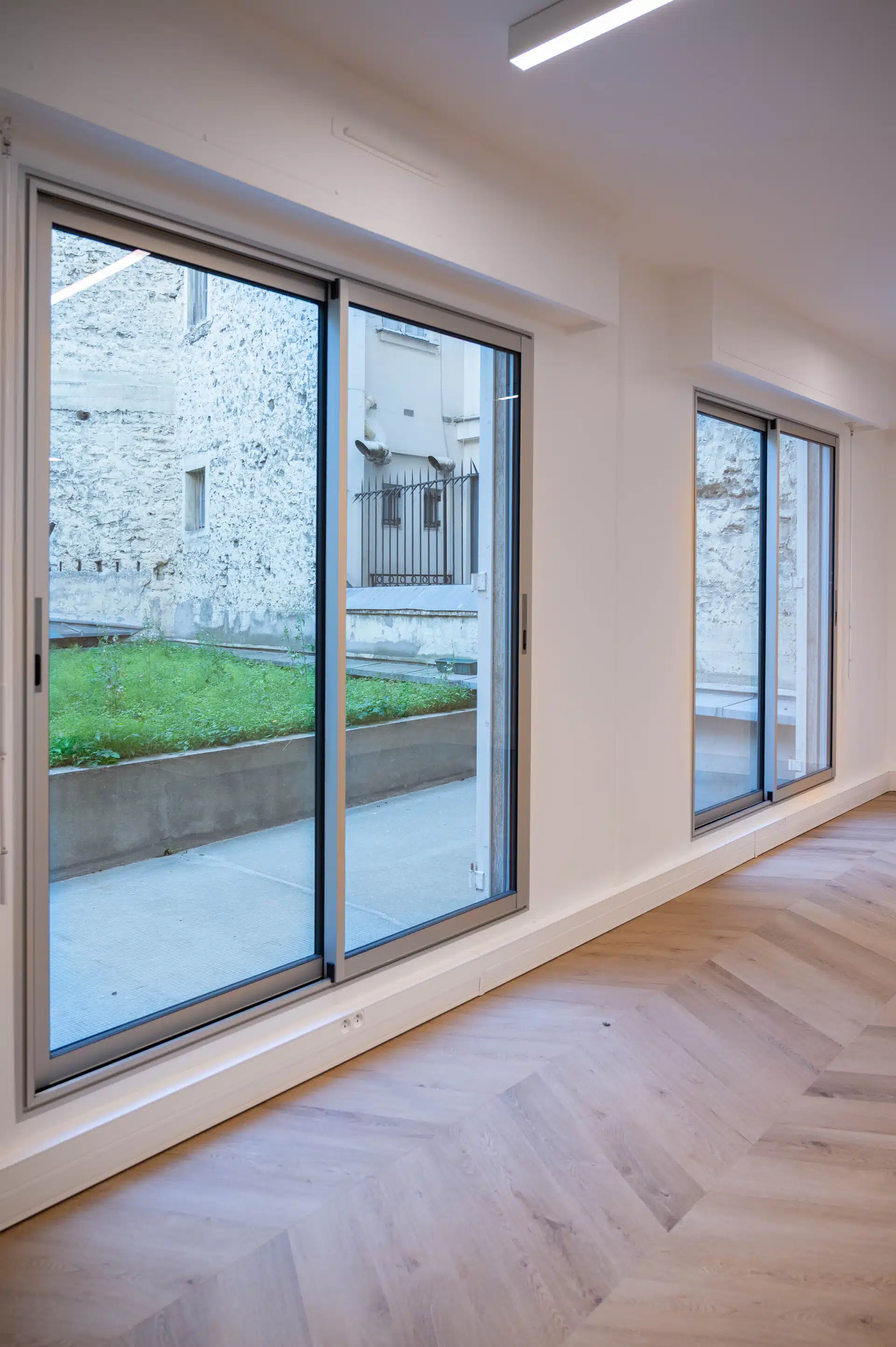 Menuiseries rénovées dans des bureaux avenue des Ternes à Paris