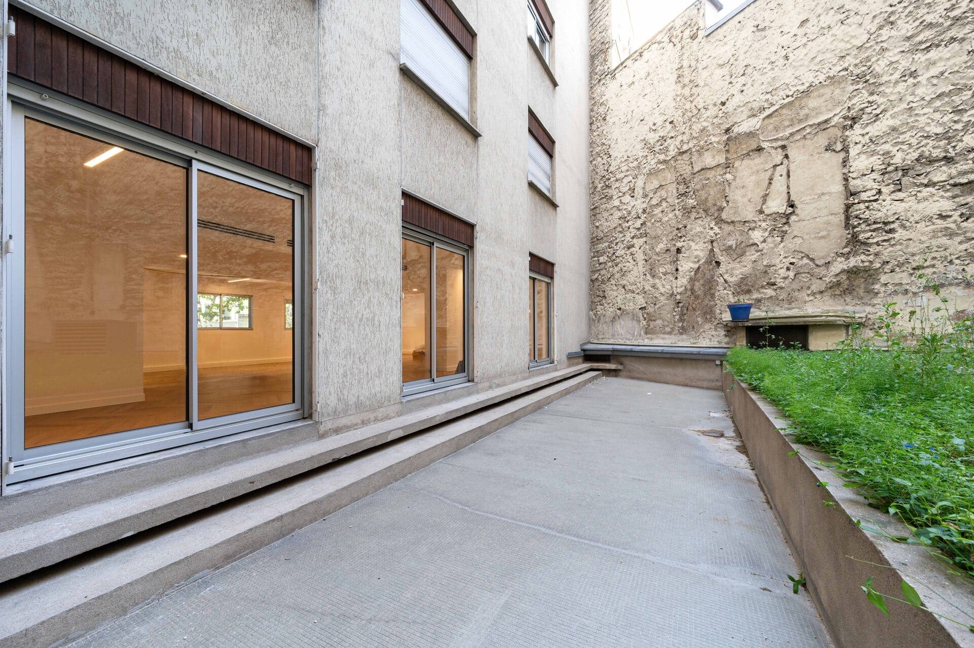 Patio des bureaux rénovés avenue des Ternes à Paris 17e