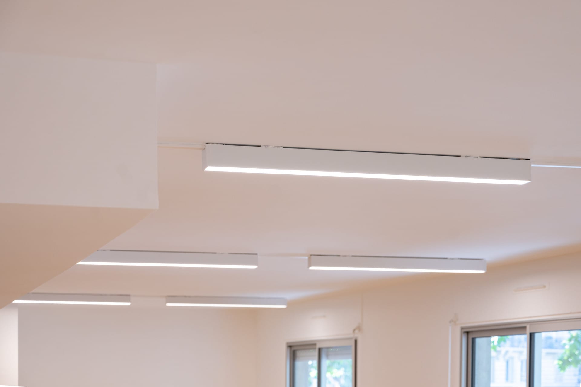 Éclairage linéaire intégré dans les bureaux rénovés à Paris