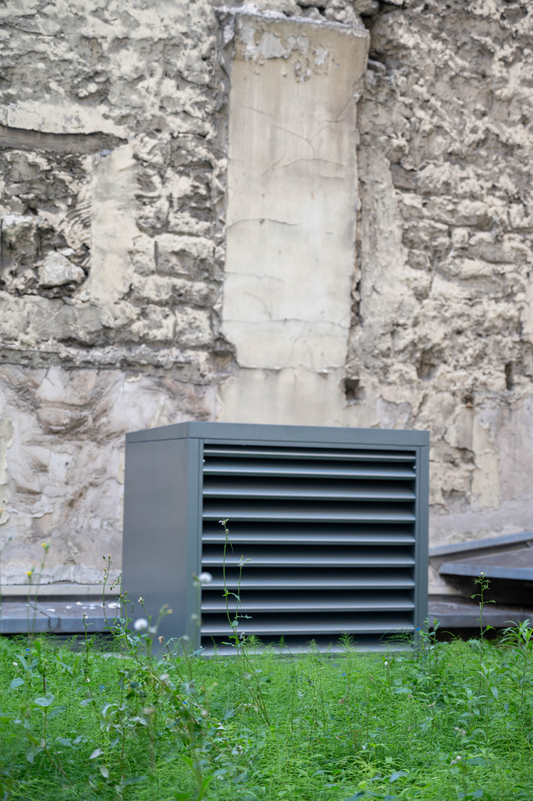Installation de climatisation dans le patio des bureaux rénovés à Paris